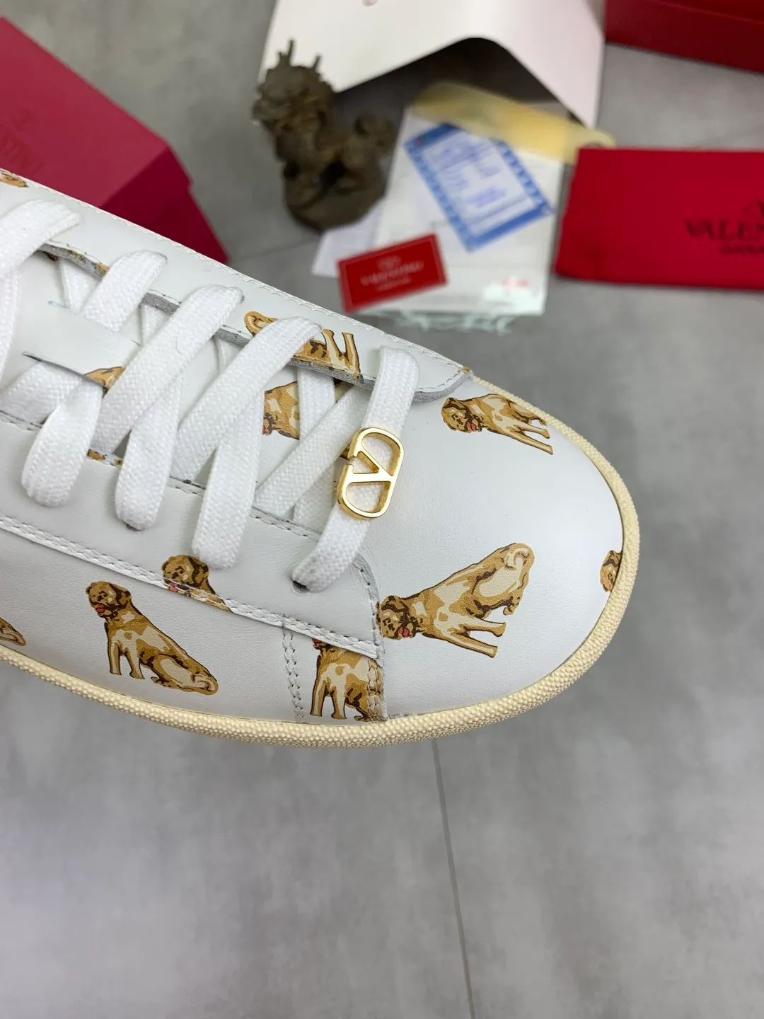 Men's men's shoes 💰P520 New style 💰 Top version Valentino Valentino 25/ Royco series Cherry 🍒Couple style Casual sneakers White shoes Original purchase and development Production Classic and timeless low-top sneakers outline a lazy silhouette, supplemented by low-key and restrained brand details, evolved into a must-have item in the wardrobe, comfortable and versatile!  ✔️Fabric: Original customized first-layer cowhide ✔️Inner lining: Imported breathable sheep lining ✔️Sole: Original molded anti-slip rubber material ✔️Size: 38-45